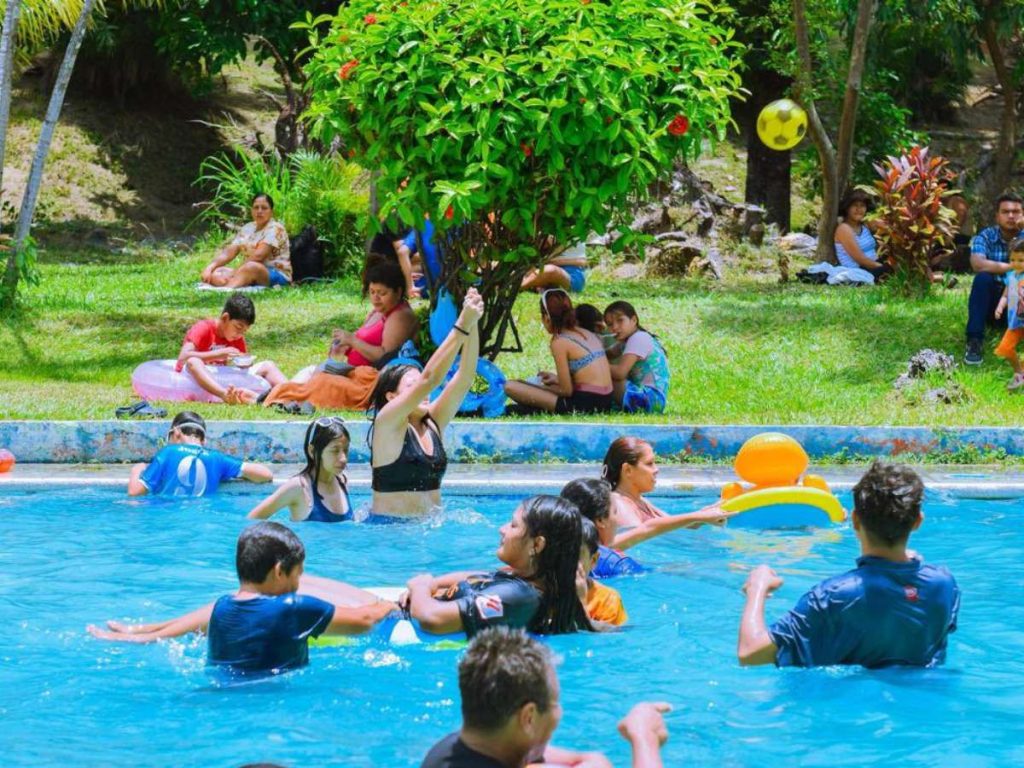 Los complejos recreativos de la capital se convierten en espacios de convivencia y descanso durante las vacaciones. Fotografía/ Alcaldía San Salvador
