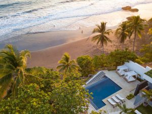 Así es El Zonte, la playa salvadoreña con olas de hasta 10 pies y paisaje único