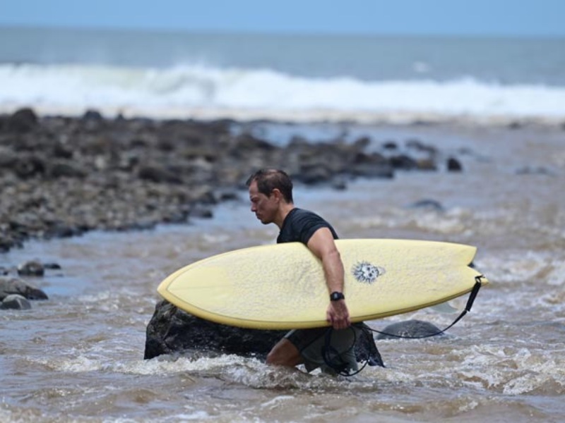 El Zonte es uno de los spots ideales para principiantes, gracias a sus olas suaves y su ambiente tranquilo.