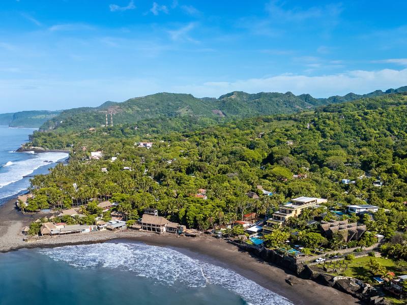 Las olas rápidas y de línea larga convierten este destino en uno de los más reconocidos de la costa salvadoreña.