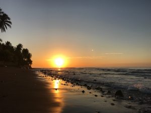 La playa San Blas destaca por su extensa franja de arena negra volcánica y su ambiente natural frente al Pacífico.