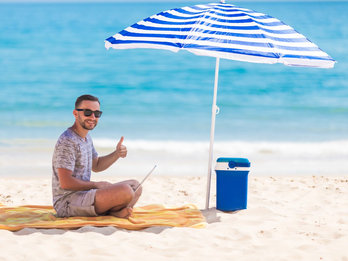 Mantener la hielera llena, limpia y a la sombra ayuda a conservar mejor los alimentos durante un día de playa o piscina.