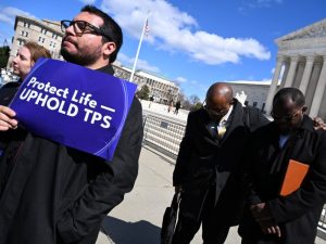 Un tribunal de apelaciones de Estados Unidos autorizó continuar las deportaciones de migrantes a terceros países mientras sigue el proceso judicial.