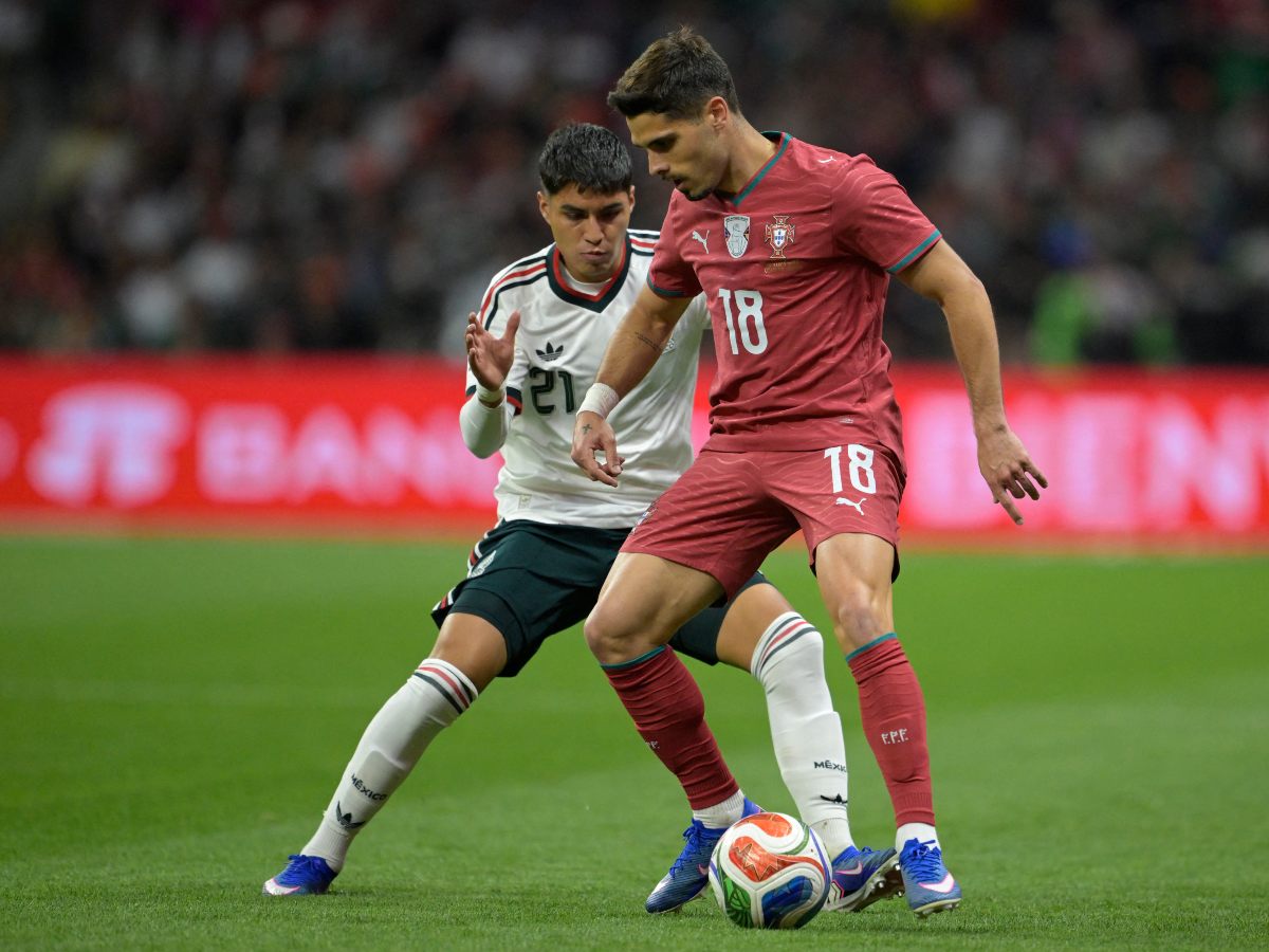 Everardo López de la Selección Mexicana marcando a #18 Pedro Neto de la Selección de Portugal. Foto AFP
