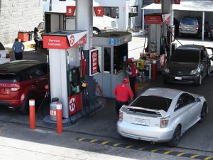 Fotografía que muestra vehículos abasteciéndose de gasolina, en Ciudad de Guatemala (Guatemala).