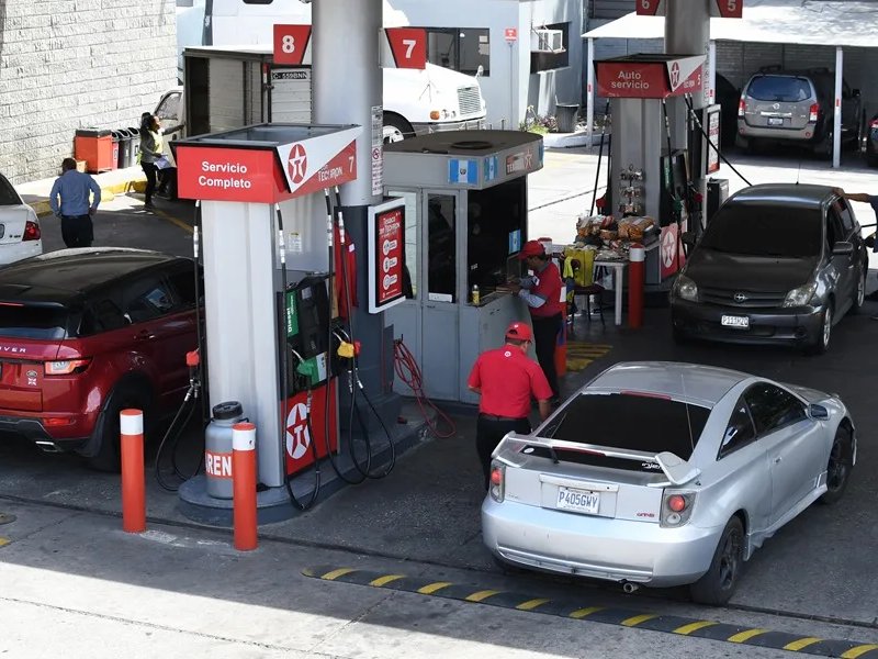 Fotografía que muestra vehículos abasteciéndose de gasolina, en Ciudad de Guatemala (Guatemala).