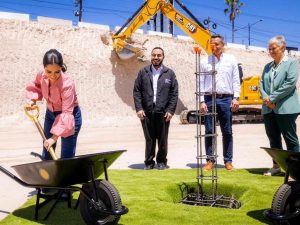 La Primera Dama Gabriela de Bukele participa en la colocación de la primera piedra del Centro de Maternidad “El Nido”, proyecto que transformará la atención materna en el país.
