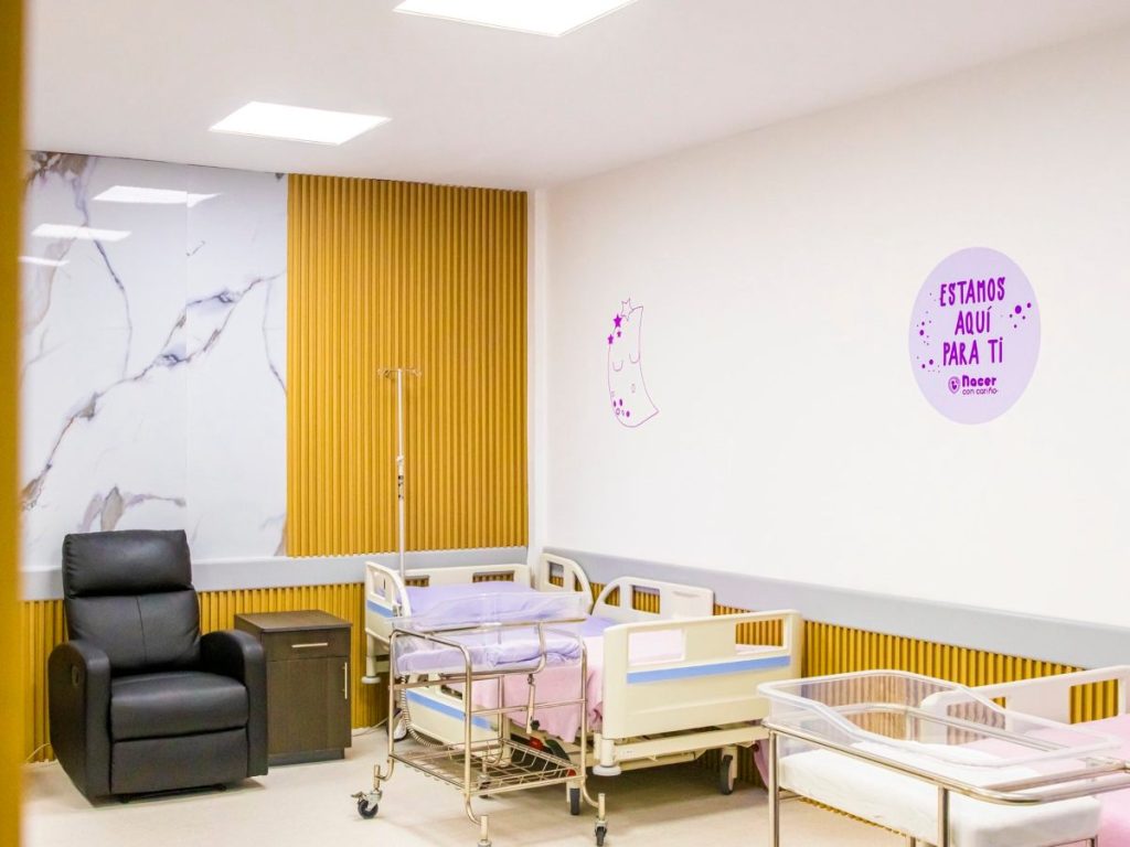 Espacios modernos y humanizados del Centro de Maternidad “El Nido”, diseñados para brindar atención integral, cálida y segura a madres y recién nacidos.