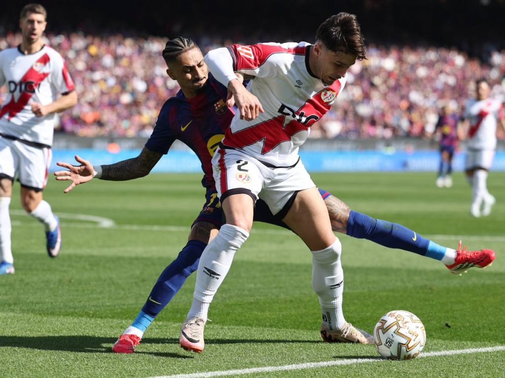 Raphinha marca a Andrei Ratiu del Rayo Vallecano. Foto AFP