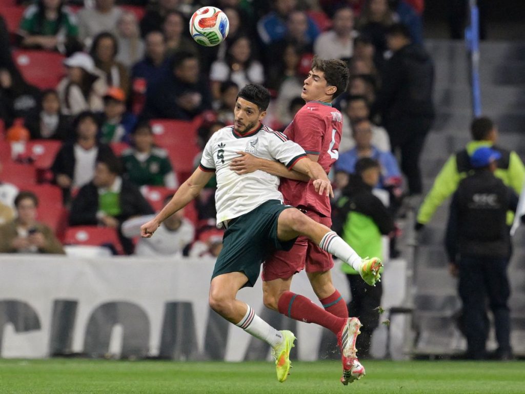 Raúl Jiménez(9) pelea pelota en partido de México contra Portugal. Foto AFP