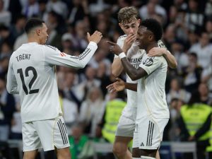 Real Madrid gana 3-2 el derbi contra Atlético y se mantiene al acecho del Barça