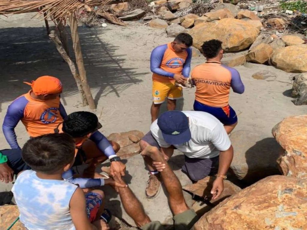 El rescate de los perros requirió maniobras cuidadosas debido al difícil acceso entre las formaciones rocosas cercanas al mar en Usulután.