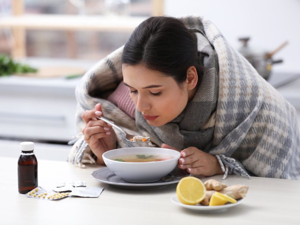 Consumir caldos calientes ayuda a hidratar la garganta y aporta nutrientes mientras el cuerpo combate infecciones respiratorias leves.