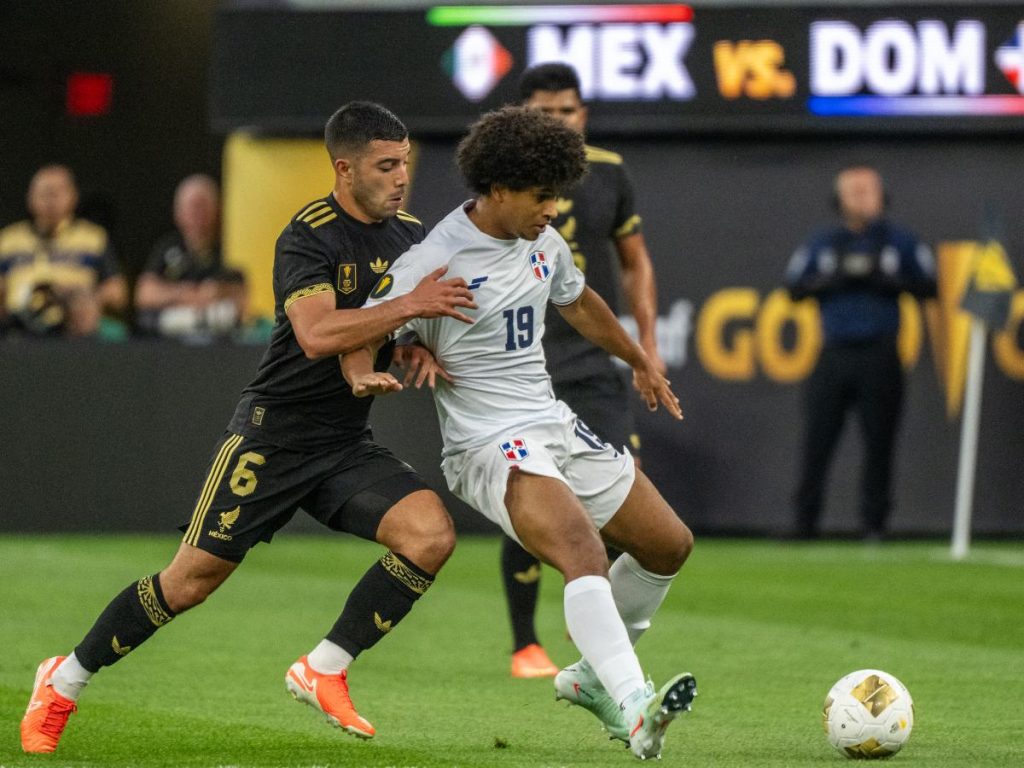  Peter Federico González (der.) jugando las Eliminatorias Mundialistas con República Dominicana. Foto AFP