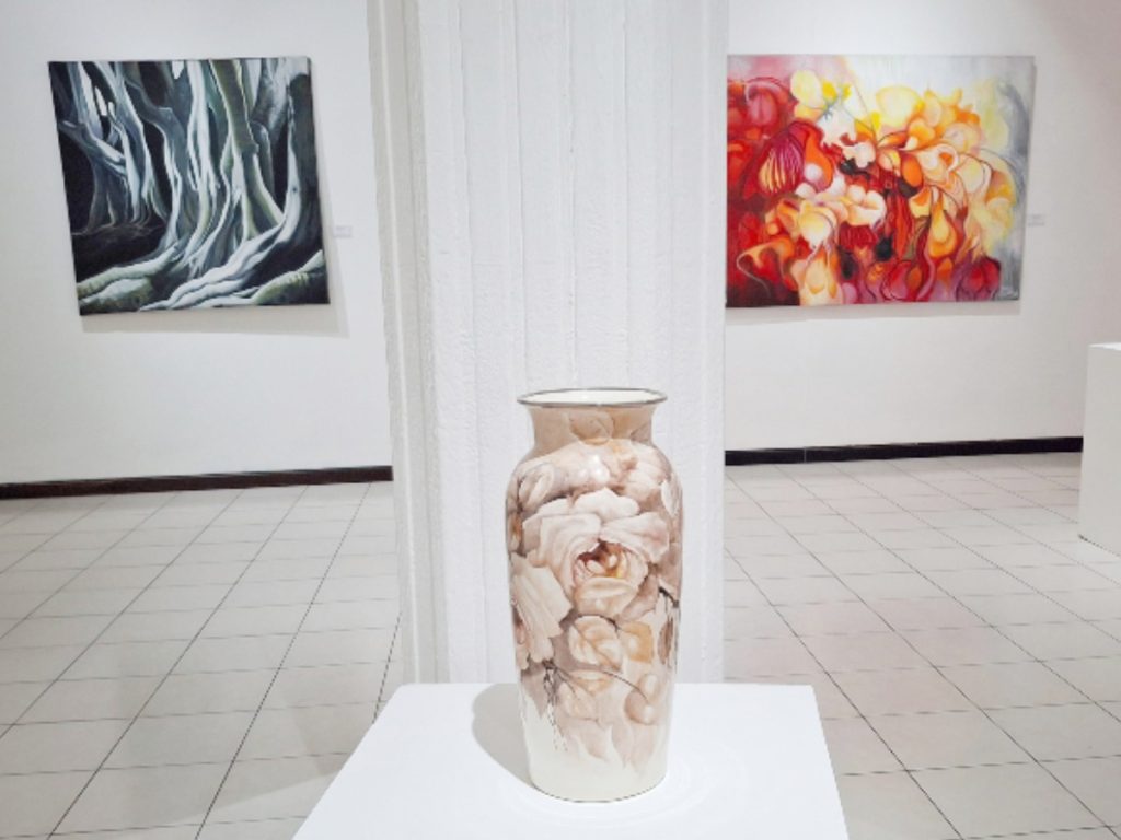 La exposición reúne 50 piezas que reflejan la evolución artística de Astrid Suárez, desde su formación con Valero Lecha hasta su propuesta contemporánea. Fotografía/ elsalvador.com