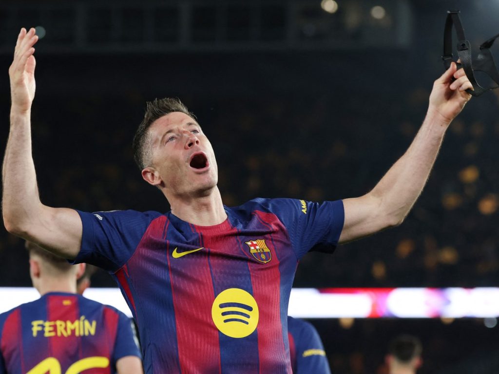 Robert Lewandowski celebra su gol con el Barca ante el Newcastle en la Champions League. Foto AFP