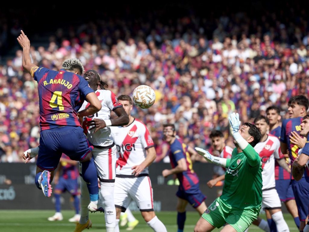 Ronald Araujo anota con el Barcelona ante el Rayo Vallecano. Foto AFP