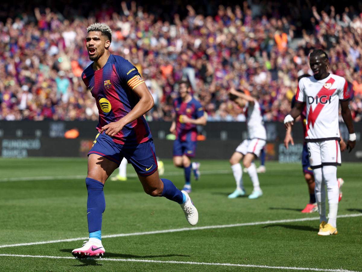 Ronald Araujo celebra la victoria del Barcelona. Foto AFP