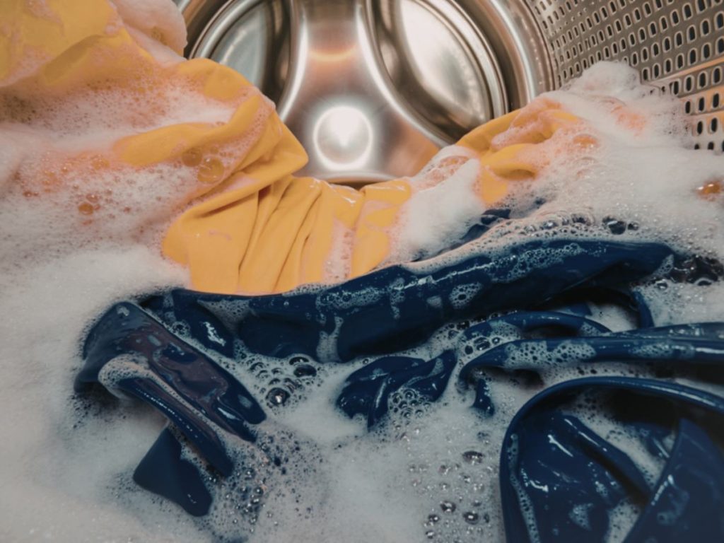Un ciclo de lavado puede reducir químicos y mejorar la comodidad de tu ropa desde el primer día.
