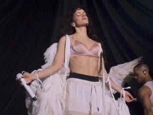 La artista española abrió su tour en el LDLC Arena ante unas 15,000 personas.