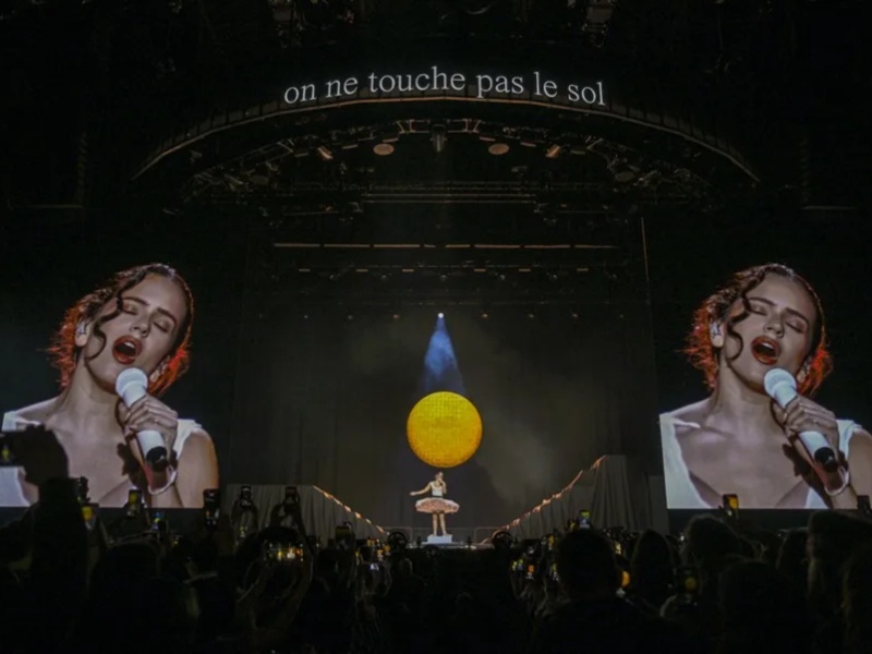 El espectáculo combinó elementos teatrales, música electrónica y coreografía clásica.