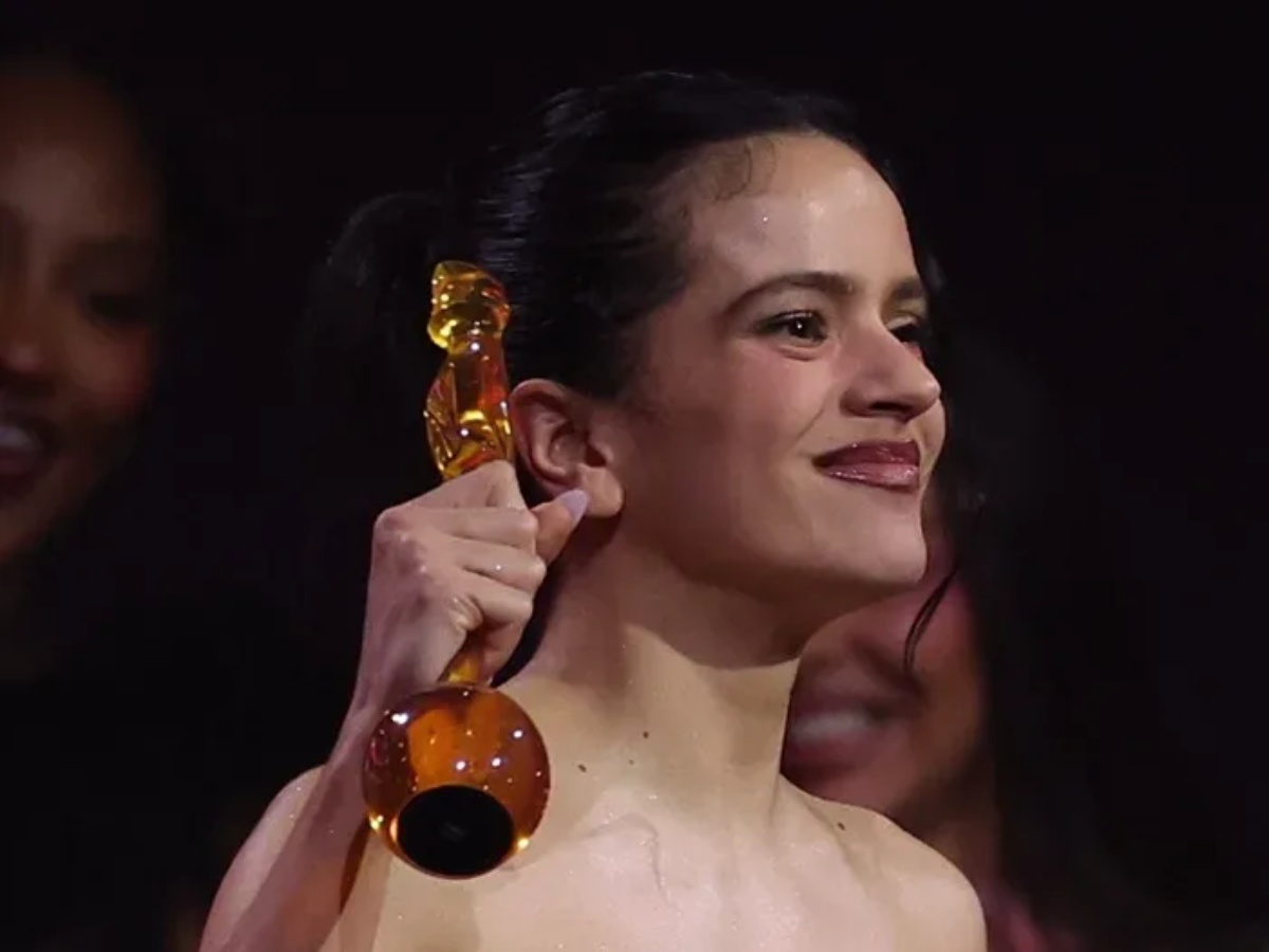 Fotografía de Rosalía recibiendo el premio BRIT 2026 a Artista Internacional del Año, en Manchester (Reino Unido).
