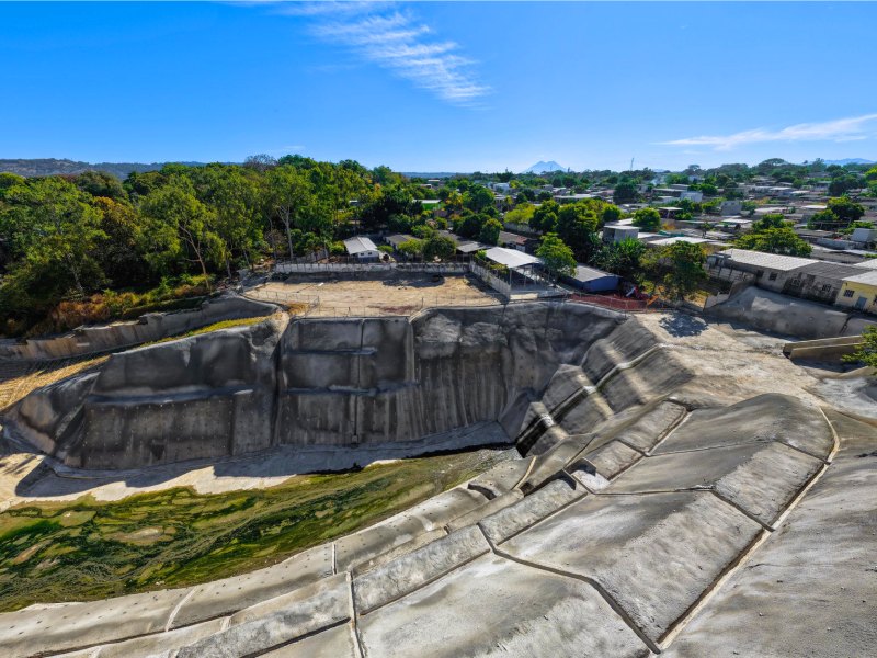 El MOPT entregó las obras de mitigación en la comunidad Santa Eduviges, en Soyapango, tras tres años de trabajos.