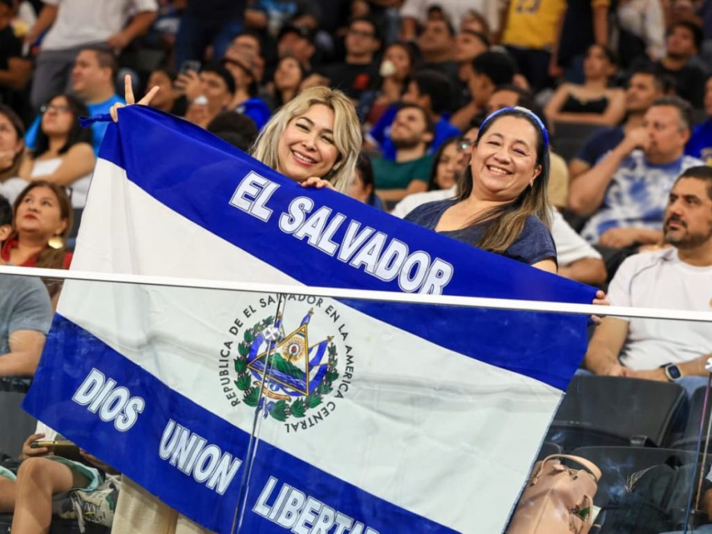 La afición salvadoreña se hizo presente al Gimnasio Adolfo Pineda para apoyar a la Selecta de Baloncesto ante Honduras. Foto Cortesía INDES