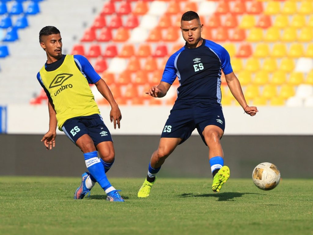 Emerson Mauricio (der.) entrenando con la Selecta. Foto Cortesía FESFUT