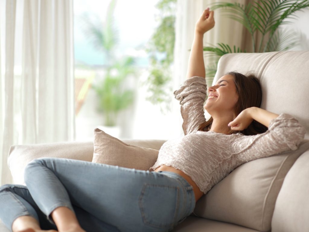 La siesta, celebrada cada 11 de marzo, es reconocida como un hábito saludable que ayuda a recuperar energía, mejorar la concentración y reducir el estrés durante la jornada.