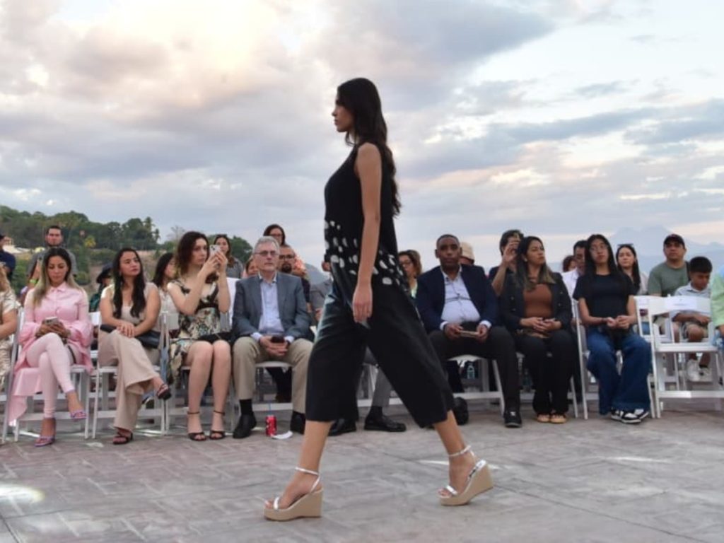 El evento integró moda, turismo y comercio, generando oportunidades de negocio para emprendedores salvadoreños. elsalvador.com