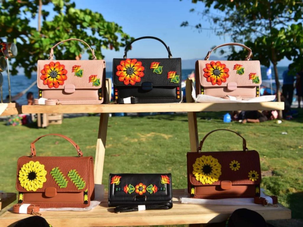 Accesorios elaborados por MYPE reflejan el enfoque del Clúster SMODA: innovación, identidad cultural y oportunidades de crecimiento para la moda salvadoreña.