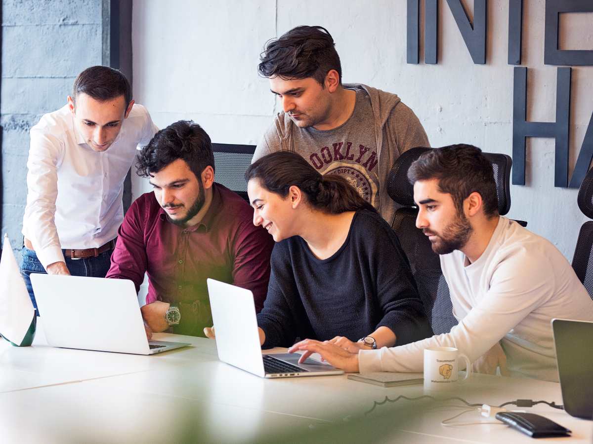 Representantes de la Embajada de EE. UU. e Impact Hub durante el lanzamiento del programa que beneficiará a 25 startups salvadoreñas.