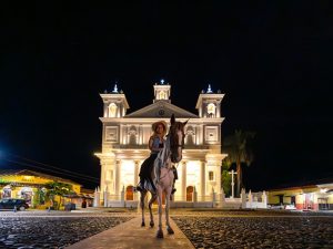 Las calles empedradas y casas coloniales de Suchitoto te transportan a otra época mientras descubrís su riqueza cultural e histórica.