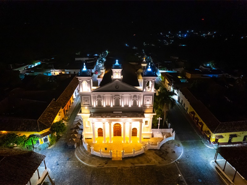 Las calles empedradas y casas coloniales de Suchitoto te transportan a otra época mientras descubrís su riqueza cultural e histórica.