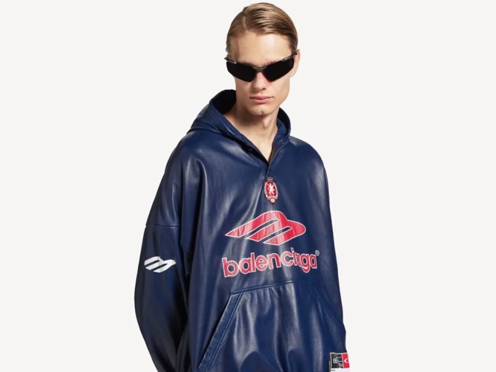 Sudadera de Balenciaga en piel de borrego, con capucha y bolsillo canguro. 