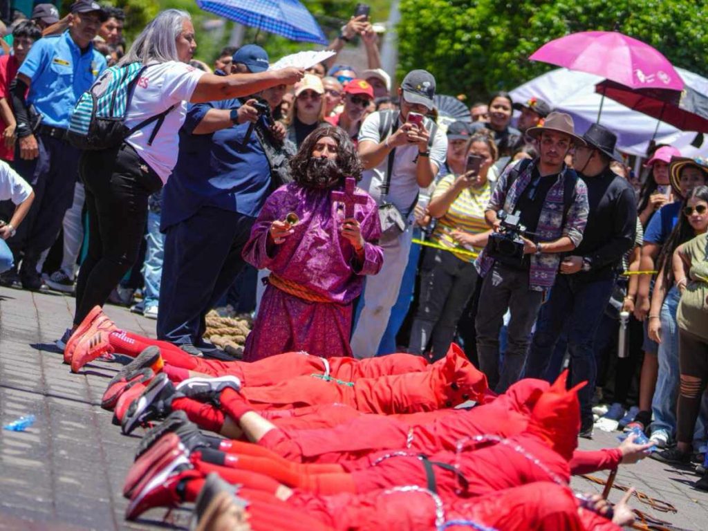 Vestidos de rojo y con látigos, los Talcigüines simbolizan la purificación de los pecados en una tradición única de El Salvador.