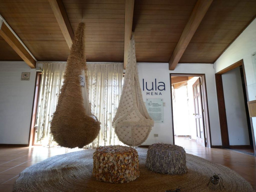 La tienda Lula Mena en San Salvador exhibe piezas de diseño artesanal que combinan técnicas tradicionales, materiales sostenibles y el trabajo de mujeres artesanas salvadoreñas.