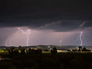 Alerta por tormenta negra en México ante lluvias intensas, descargas eléctricas y riesgo de inundaciones en distintas regiones del país este 31 de marzo.