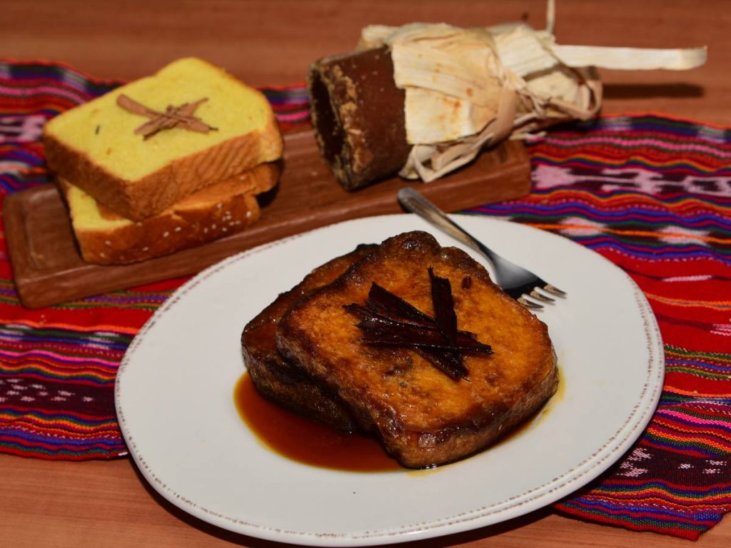 Torrejas en miel, el dulce más esperado de Semana Santa, con pan de yema, huevo y panela que se transforma en memoria y tradición en cada bocado.