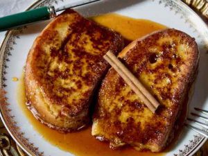 Torrejas bañadas en miel de panela, uno de los sabores más tradicionales de la Semana Santa salvadoreña.