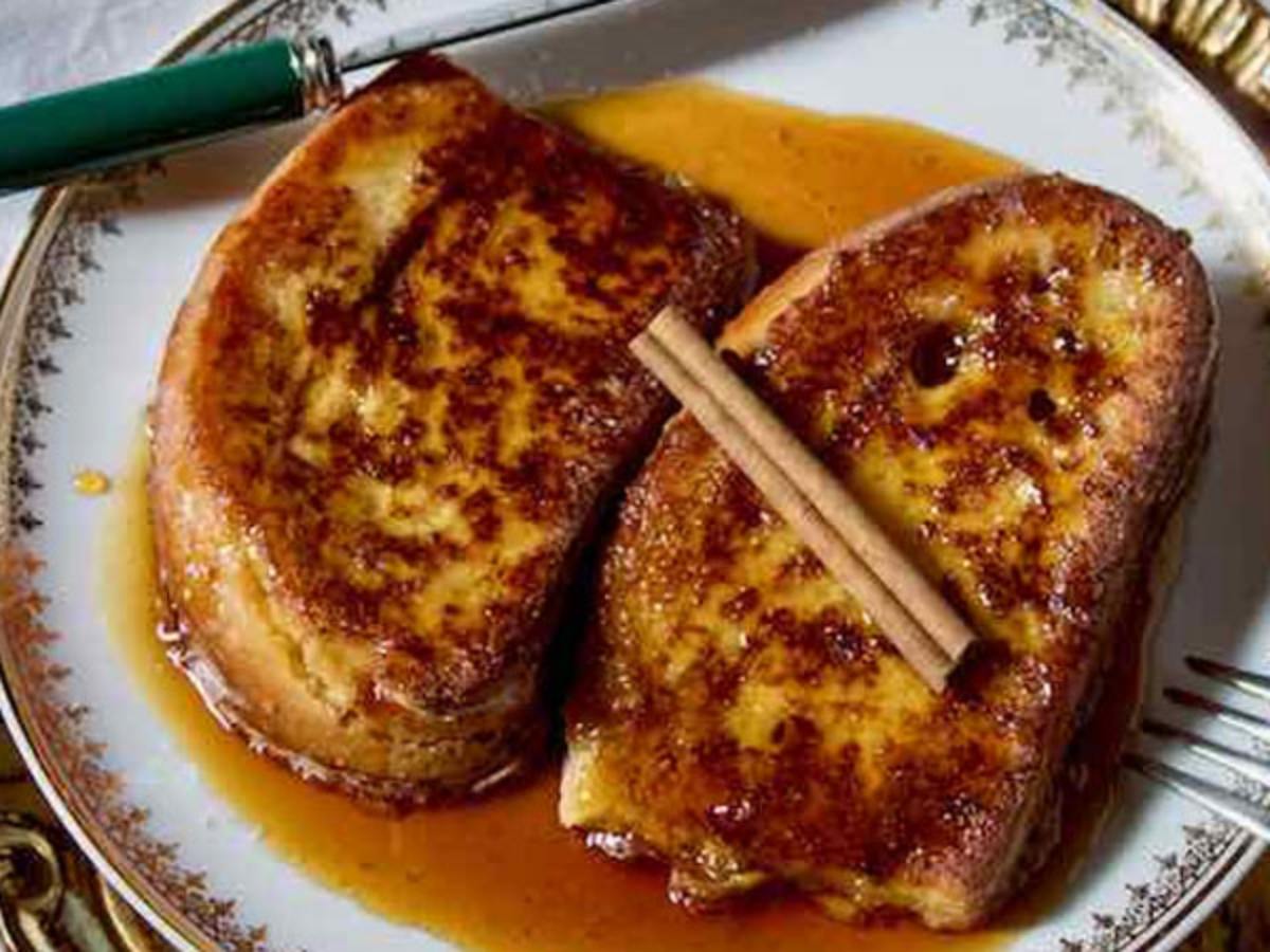 Torrejas bañadas en miel de panela, uno de los sabores más tradicionales de la Semana Santa salvadoreña.