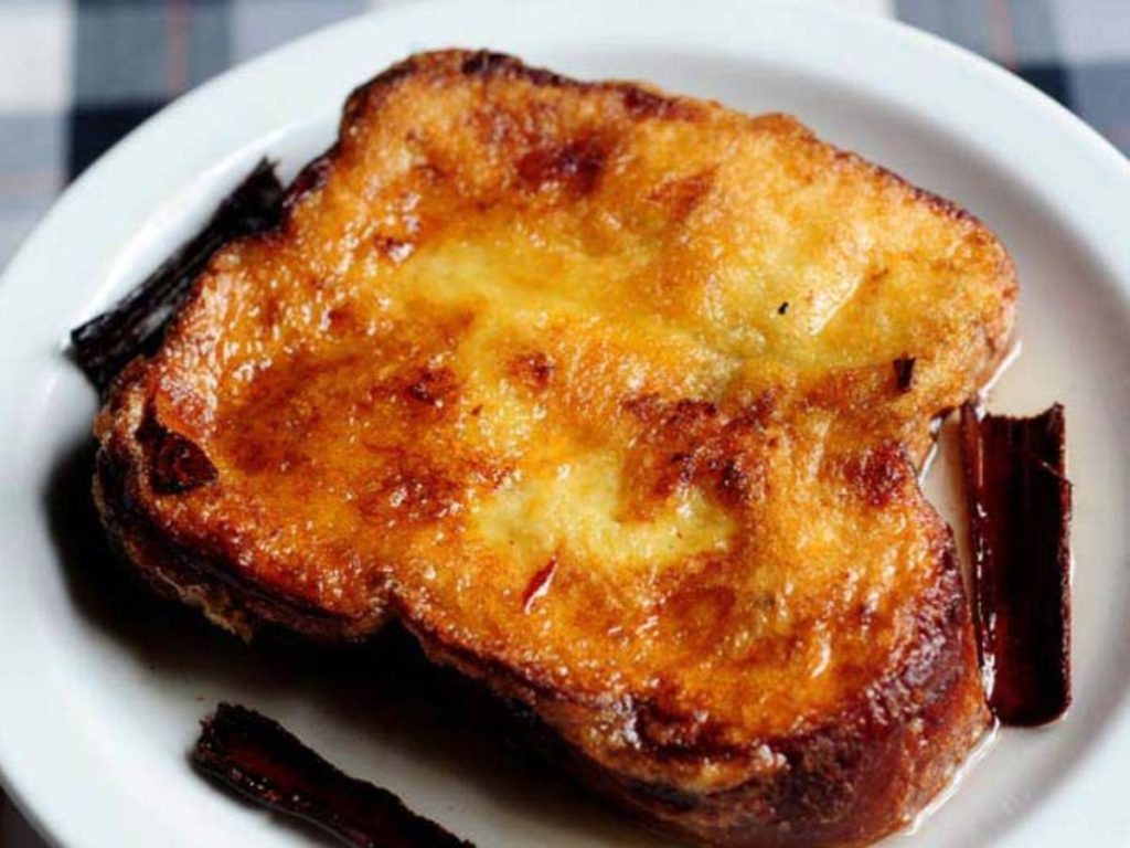 Las torrejas, con su aroma a canela y miel, forman parte esencial de las tradiciones gastronómicas de Semana Santa en El Salvador.