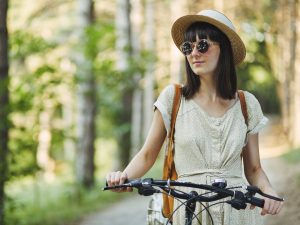 Ciclistas recorren los senderos del Ecoparque El Espino, uno de los destinos favoritos para ciclismo de montaña en Santa Tecla.