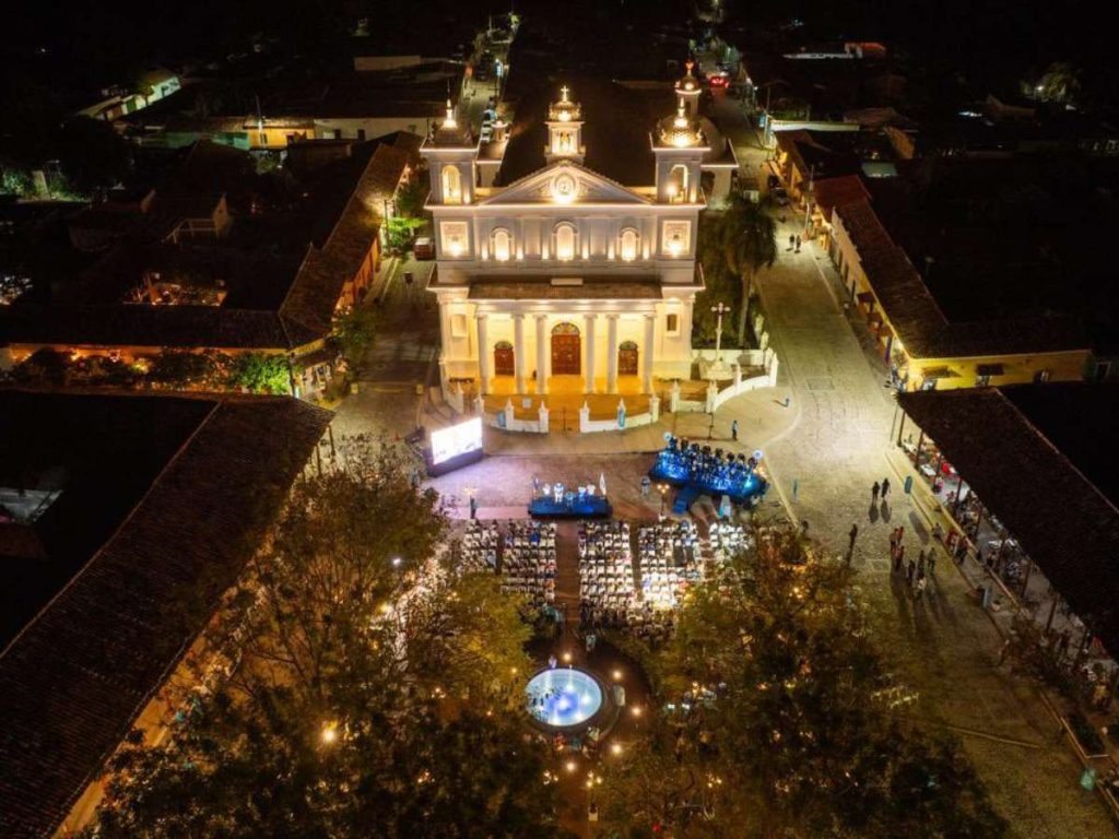 La parroquia Santa Lucía recibió trabajos de pintura e iluminación LED durante la revitalización del centro histórico.
