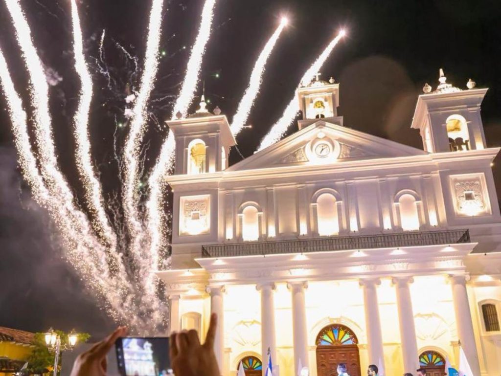 La parroquia Santa Lucía recibió trabajos de pintura e iluminación LED durante la revitalización del centro histórico.