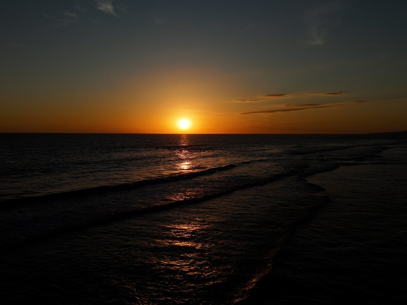 Playa Las Tunas, en Conchagua, se caracteriza por su arena negra y su paisaje rocoso frente al océano Pacífico. / Foto elsalvador.com
