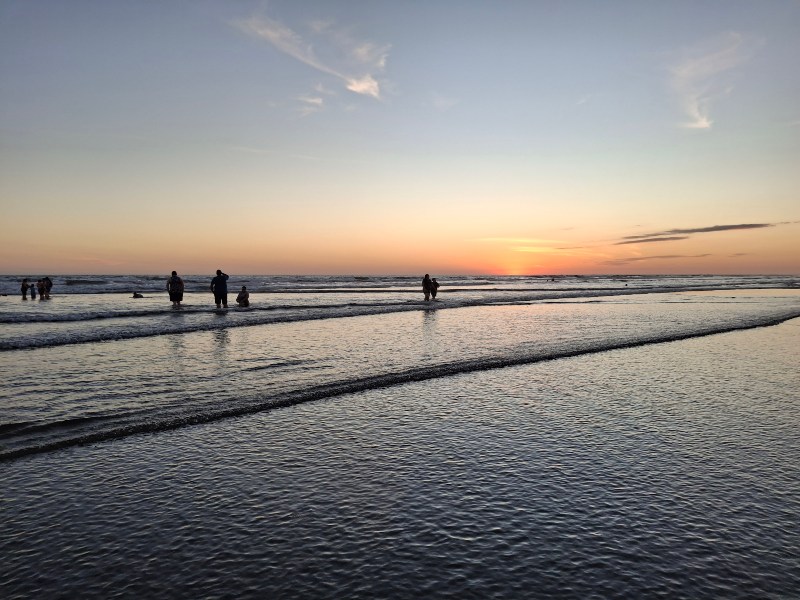 Desde Playa Las Tunas es posible observar cómo las olas rompen contra las formaciones rocosas de la costa.