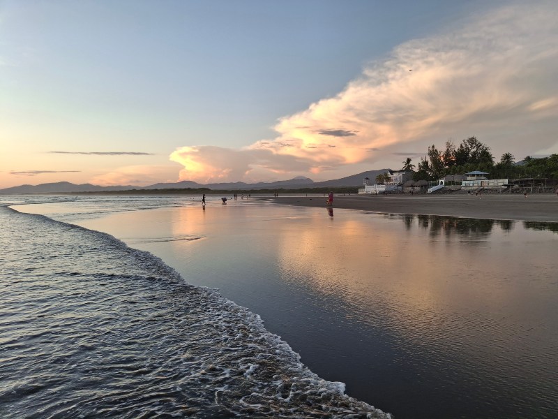 La arena negra es una de las características que distinguen a Playa Las Tunas en el departamento de La Unión.