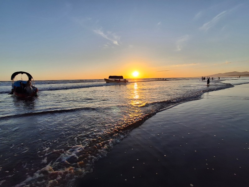 Las formaciones rocosas de Playa Las Tunas forman pequeños estanques que se llenan con agua del mar.